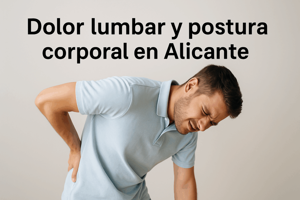 Hombre con dolor lumbar inclinándose hacia adelante durante una valoración postural en Alicante