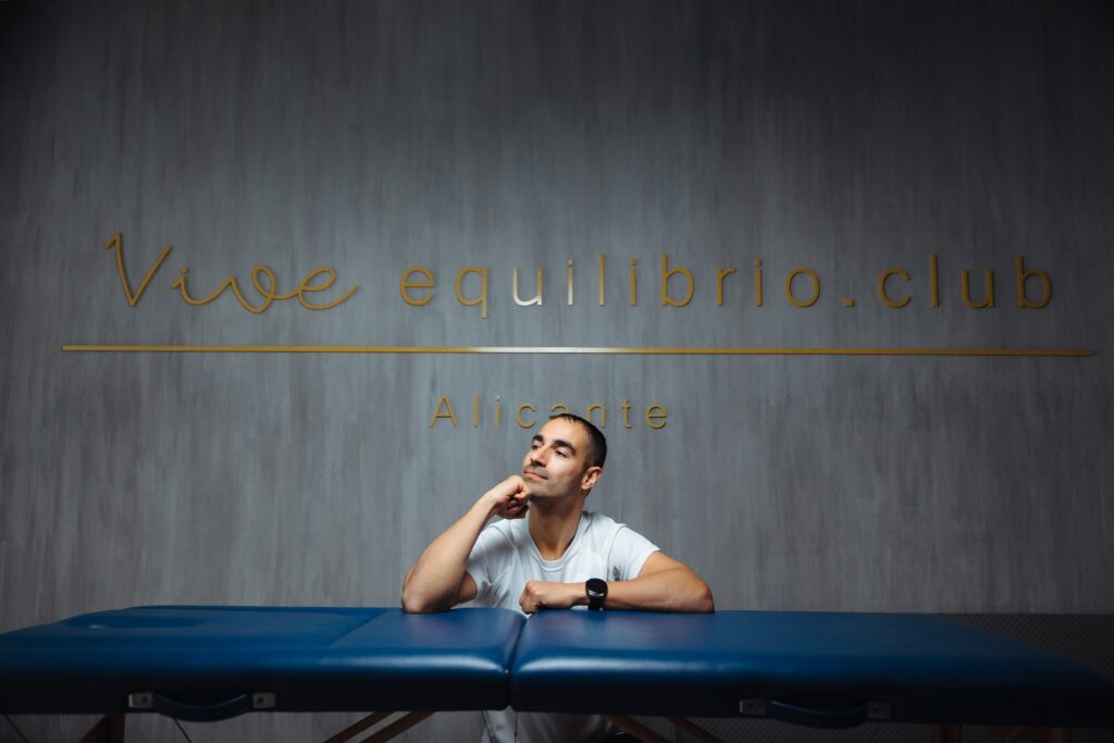 Alejandro Gil, reeducador postural y creador del Método Equilibrio, en el centro Equilibrio Club de Alicante