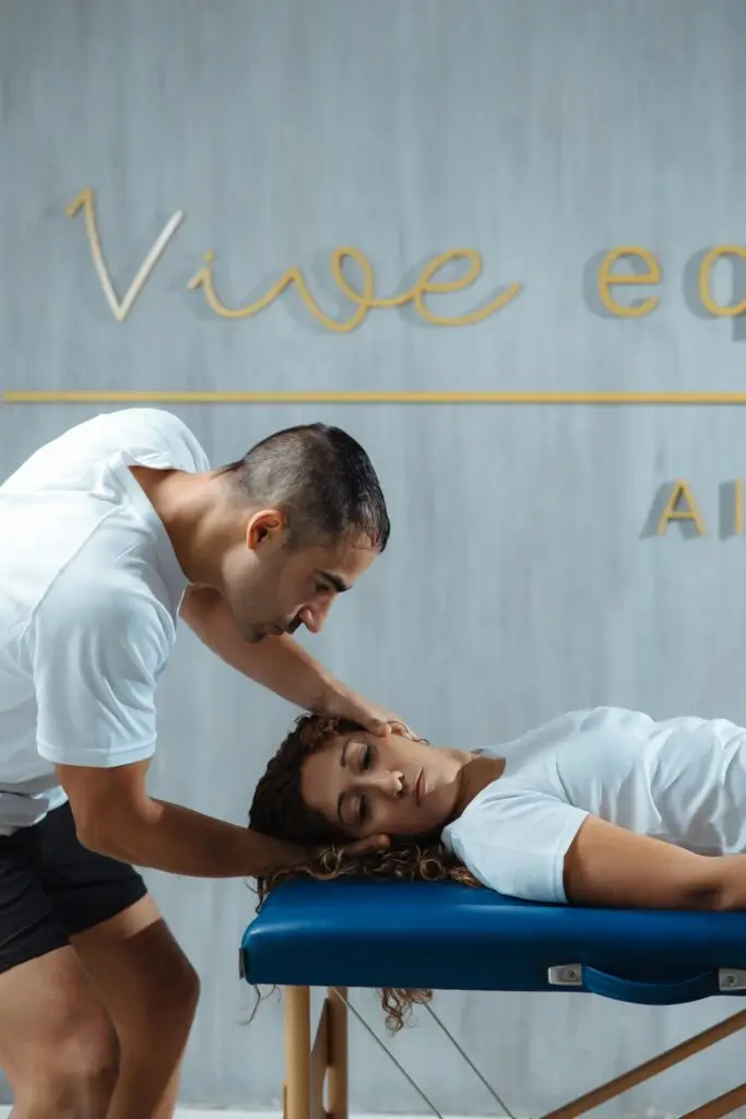 Readaptador postural evaluando la movilidad del cuello de una paciente durante una sesión en Equilibrio Club Alicante