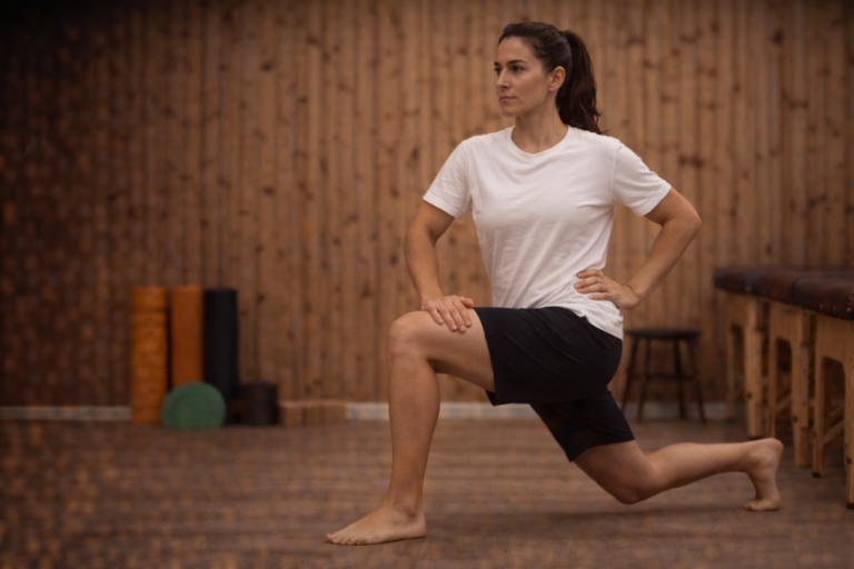mujer descalza realizando ejercicio de entrenamiento respetuoso en centro de entrenamiento en Alicante